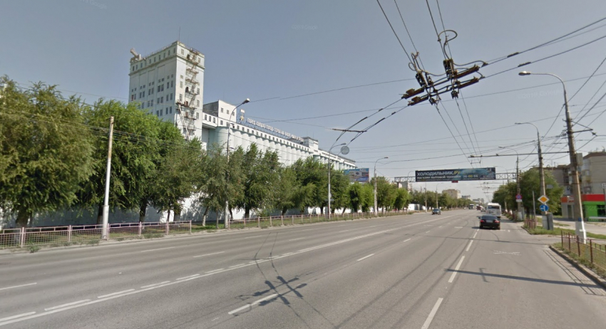 Иномарка столкнулась с автобусом в Волгограде: кондуктор попала в больницу