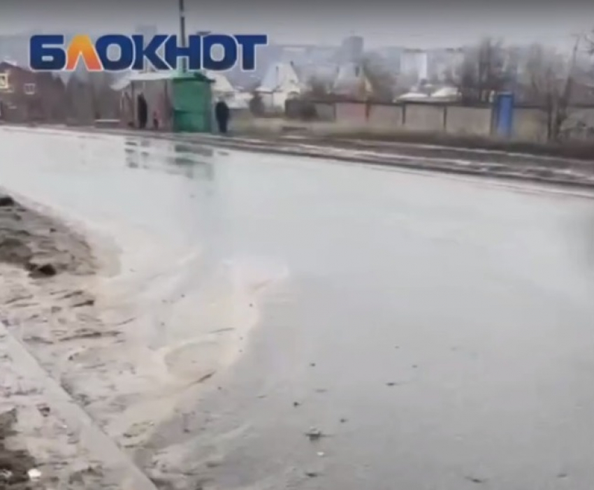 «Сносит дорогу и топит остановку»: коммунальный прорыв сняли на видео в Волгограде