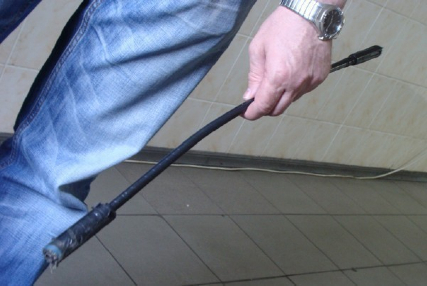 В Городищенском районе Волгоградской области 51-летнюю женщину избили металлическим прутом 