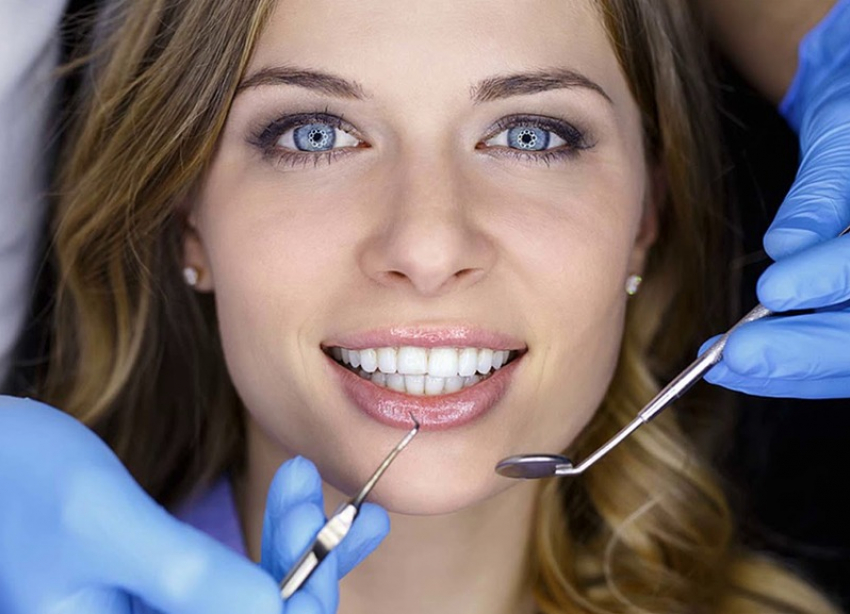 Новогодний подарок от стоматологии «Жемчужина»: отбеливание зубов со скидкой 50%