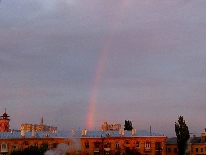 Волгоградцы делятся фотографиями первой октябрьской радуги над городом