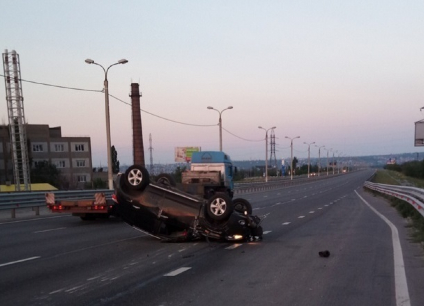 Nissan перевернулся на полном ходу на западе Волгограда 