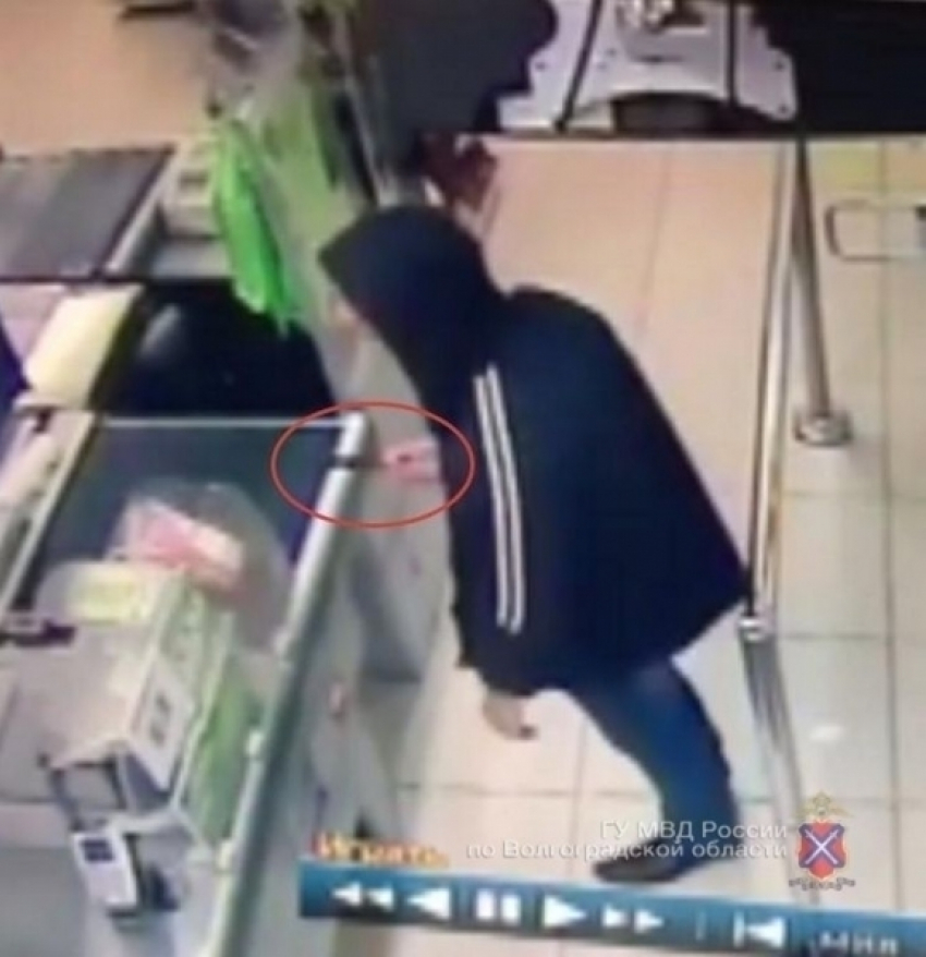 Охранник-стажер напал с ножом на женщину-кассира в Волгограде