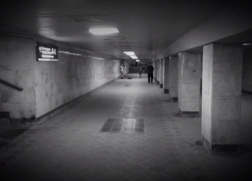 В подземных переходах Волгограда поют грустные песни