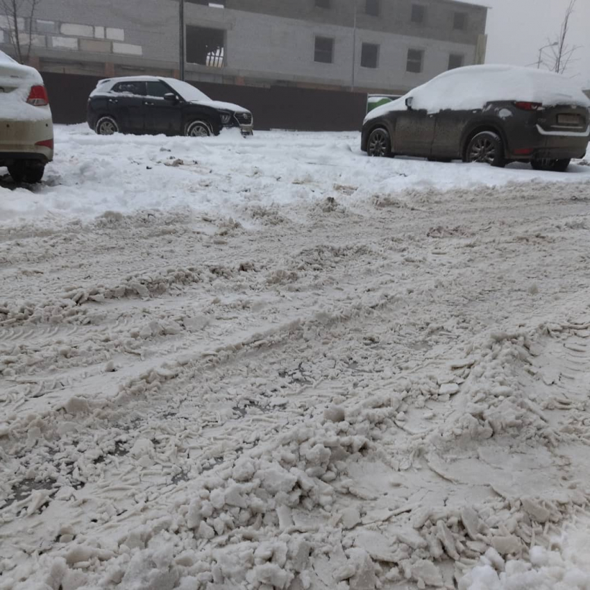 Волгоградская новостройка с драконовскими тарифами на коммуналку и недешевыми квартирами утопает в снегу