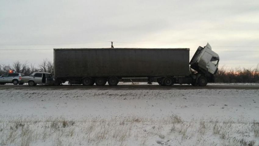 Под Волгоградом в ДТП ВАЗ-2107 и МАЗа пострадали двое