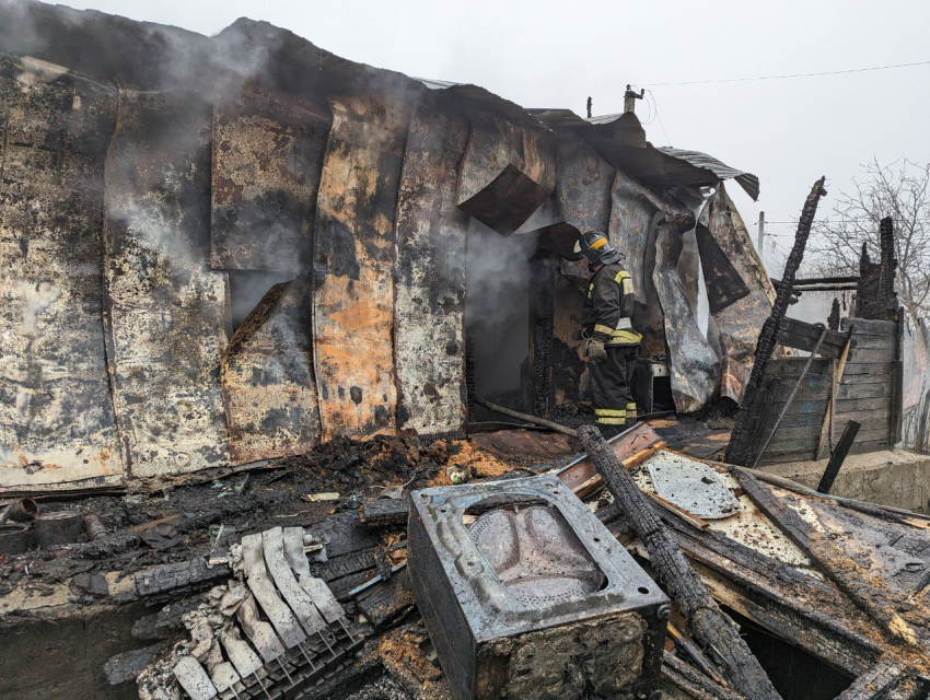 Два газовых баллона успели унести из горящего дома в Волгограде