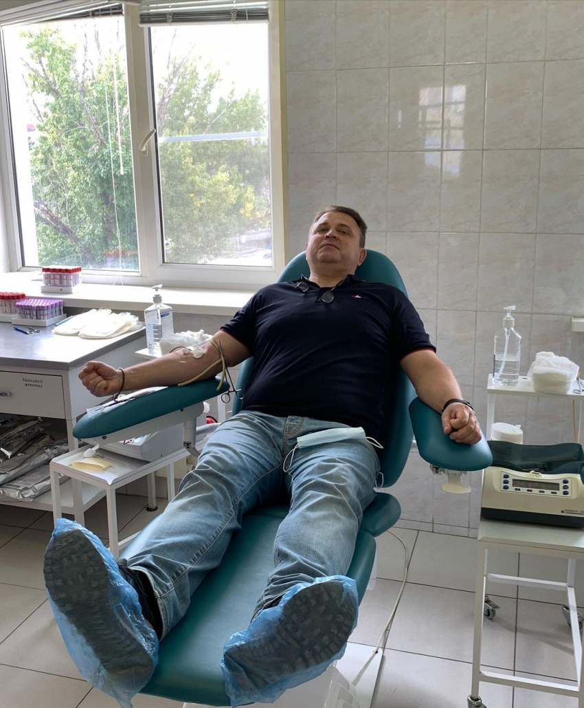 Волгоградский депутат показательно стал донором крови для антиковидной плазмы