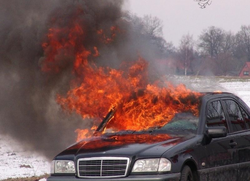 Mercedes и Volkswagen Polo сгорели ночью в Волгоградской области
