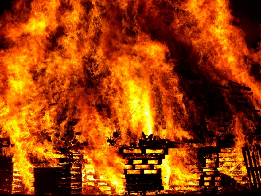 В Волгограде мужчина обгорел при пожаре в шестиэтажке 