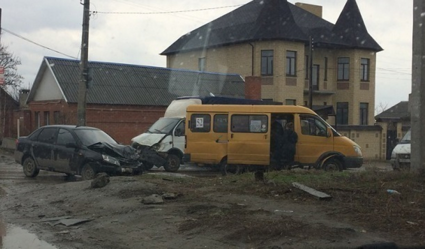 Маршрутка, грузовая «Газель» и Lada Granta столкнулись на западе Волгограда