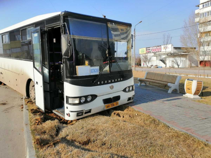 В Волжском заказной автобус разворотил газон, тротуар и систему полива