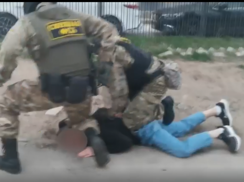 В Волгограде ФСБ сняла на видео задержание торговцев оружием