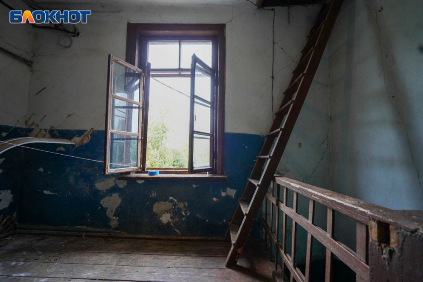 Мертвую девушку заметили на козырьке многоэтажки на юге Волгограда