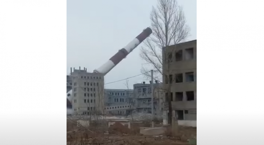 На юге Волгограда подорвали 78-метровую трубу «Химпрома»