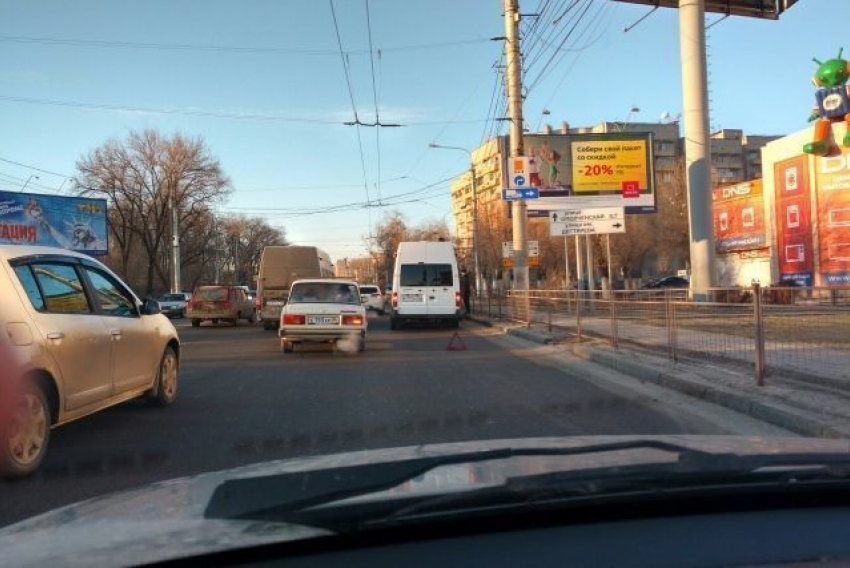 Парализовано движение на проспекте Жукова в Волгограде