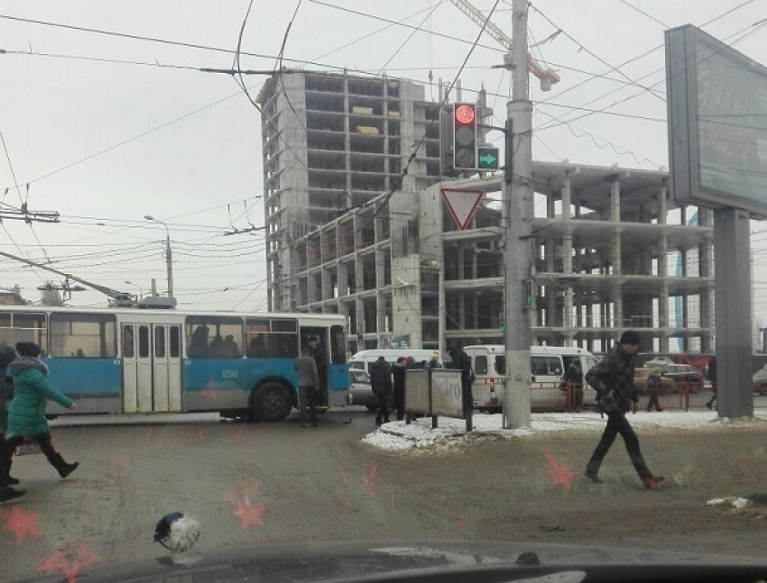 Маршрутчик протаранил троллейбус в центре Волгограда 