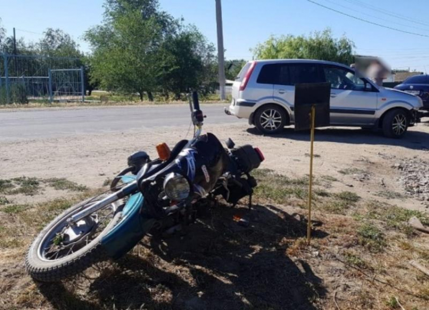 Покалечил байкера без прав водитель за рулем Ford в Волгоградской области