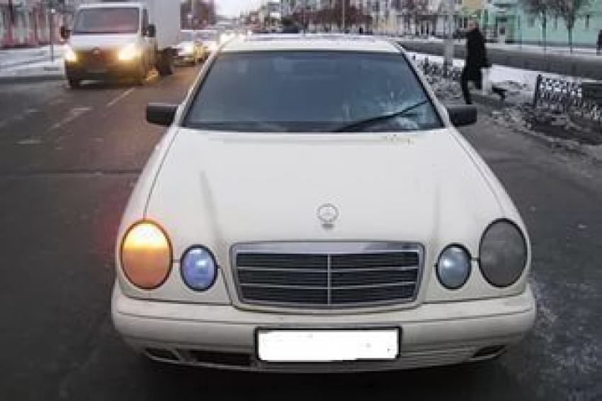 Под Волгоградом водитель Mercedes сбил 33-летнюю женщину-пешехода