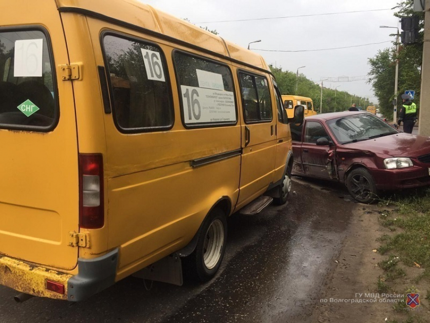 Hyundai протаранил маршрутку №16 и иномарку в Волжском: 2-летний ребенок в больнице