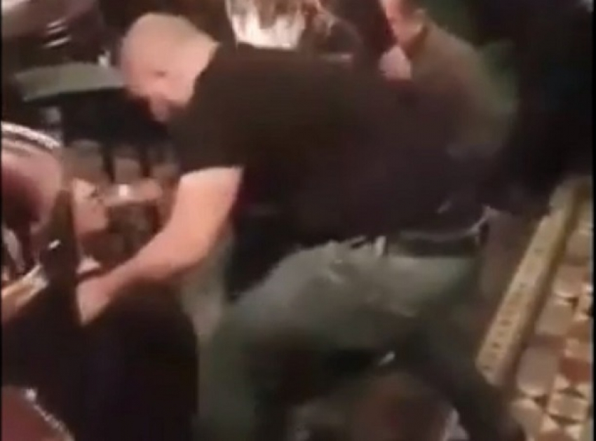 На видео попала массовая драка в ночном клубе Волгограда