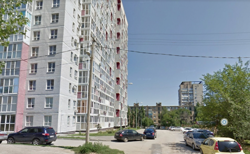 Спасатели в Волгограде сняли девушку с края балкона 16-этажки