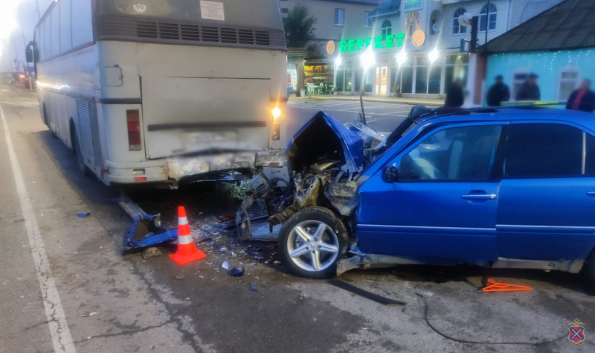 Mercedes врезался в автобус у волгоградского кафе: водитель погиб