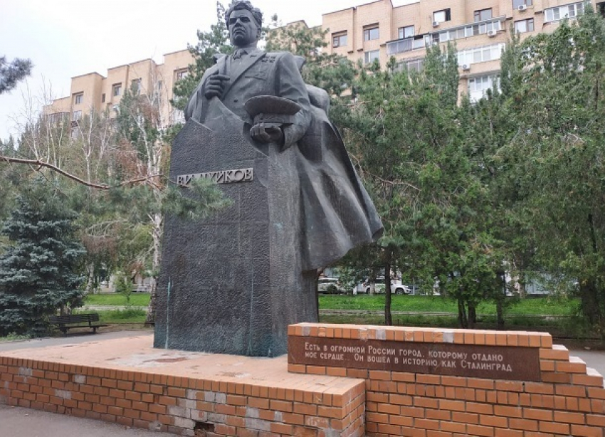 Памятник маршалу Чуйкову разваливается на набережной Волгограда  