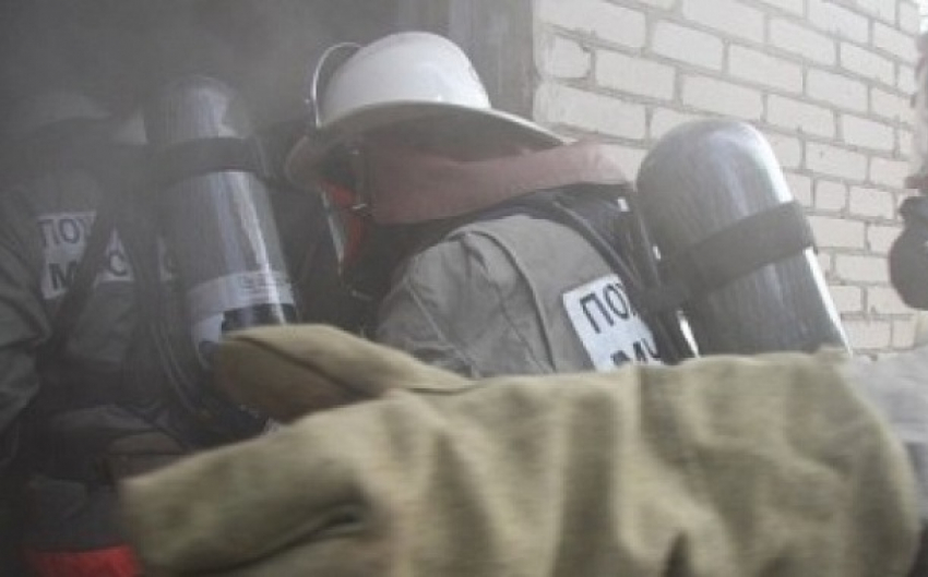 Пожарные эвакуировали 7 человек из горящего дома на западе Волгограда