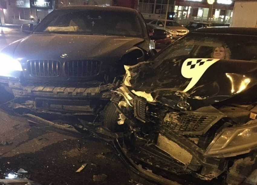 Машина «Яндекс.Такси» попала в аварию в Волгограде