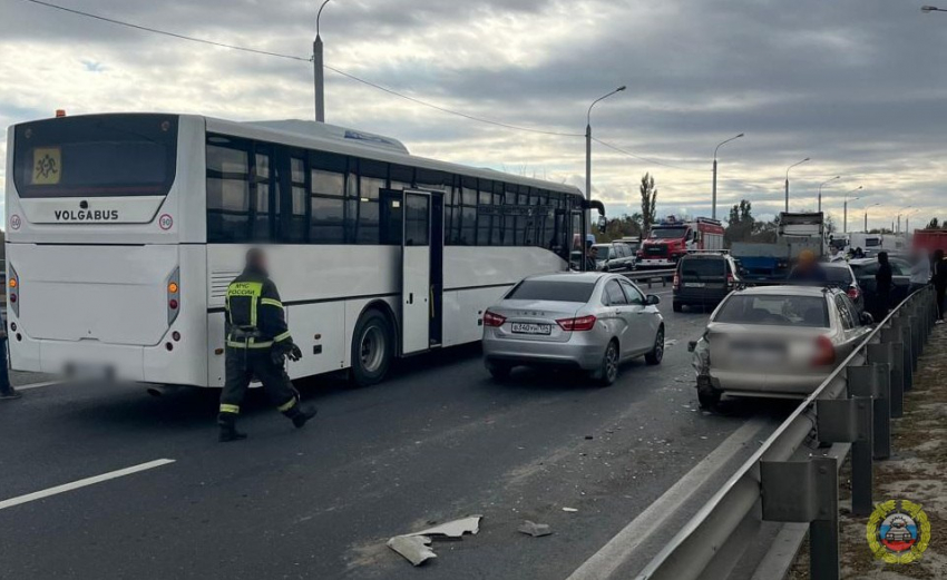 ДТП из семи авто, двух грузовиков и автобуса парализовало Волгоград