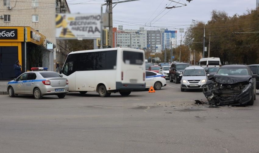  Nissan мощно протаранил маршрутку в центре Волгограда: видео
