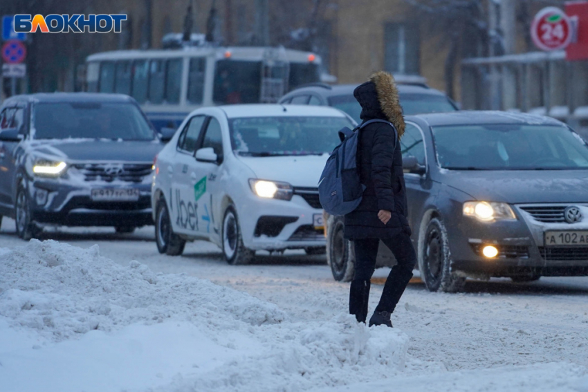 Волгоградцы массово жалуются на убитые после зимы дороги