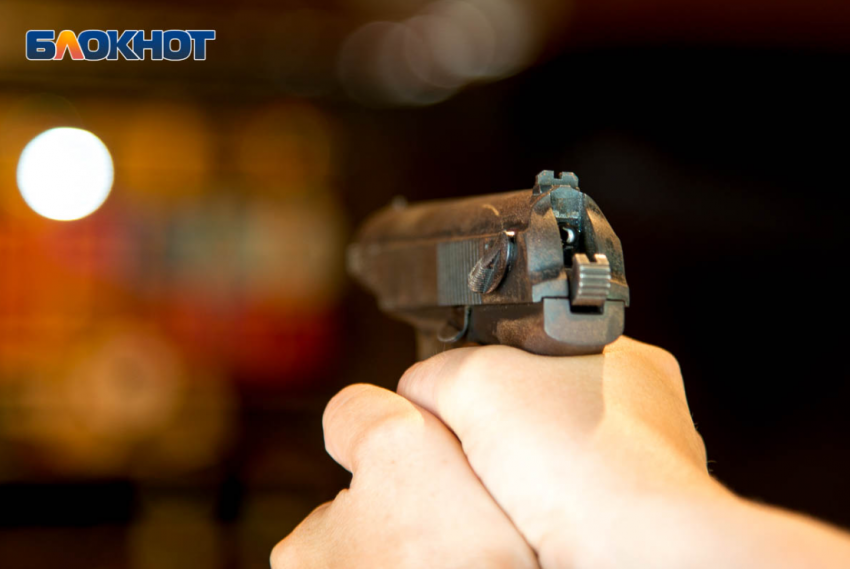 Волгоградец устроил стрельбу из пистолета во дворе жилого дома