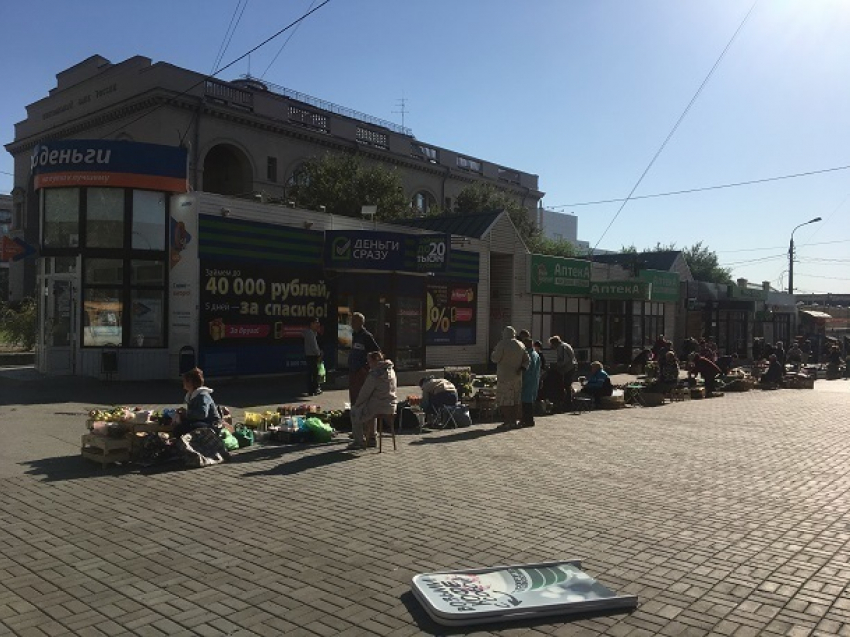 Волгоградцы возмущены сомнительной торговлей приезжими в центре города