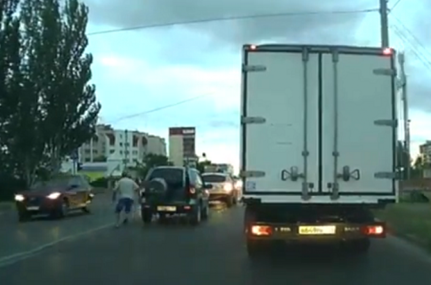 В Сеть просочилось видео с суровыми волжскими мужиками, которые ловят авто на ходу 