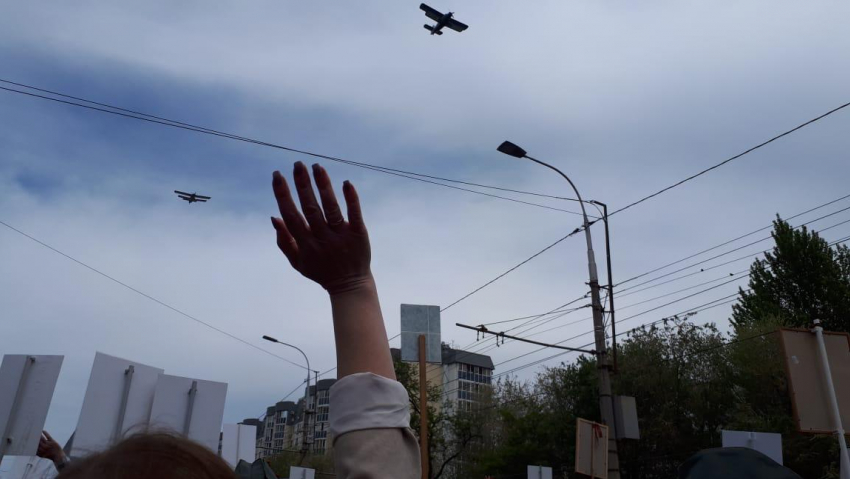 Пролет авиации над шествием «Бессмертный полк» в Волгограде попал на видео