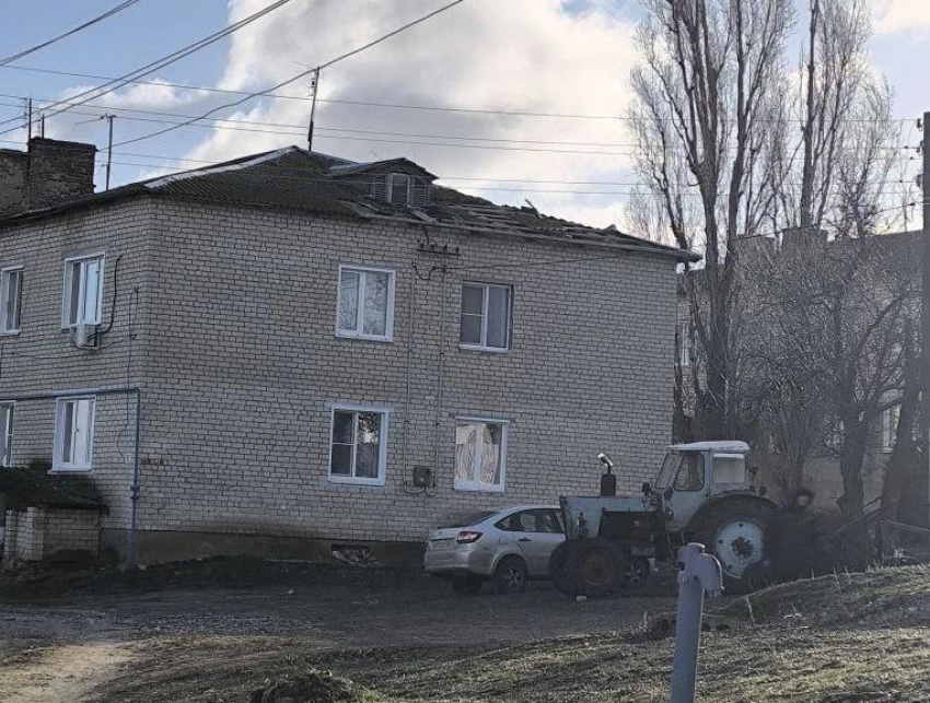 Крыши с детского сада и нескольких домов сорвал ураган под Волгоградом 