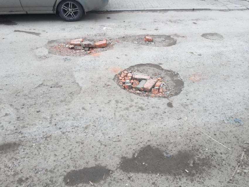 Отчаявшиеся жители Волгограда заделывают ямы на дорогах кирпичом