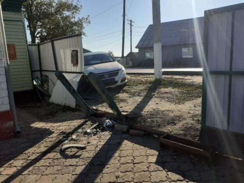 Пьяный водитель протаранил дом в Волгоградской области: последствия сняли на видео