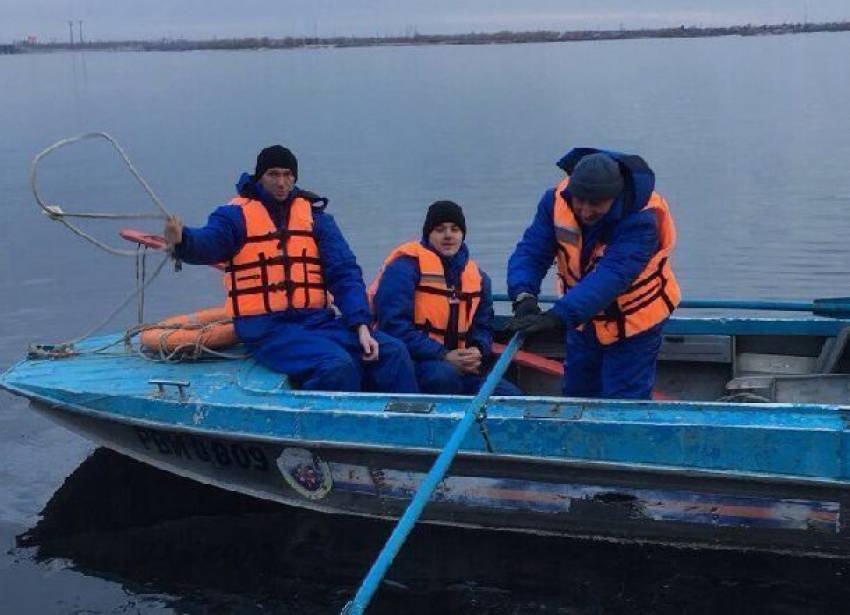 Унесенные на льдине в Волгоградское водохранилище рыбаки спасены 