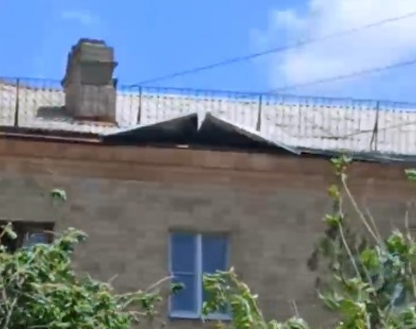 Улетающую крышу жилого дома сняли на видео в Волгограде