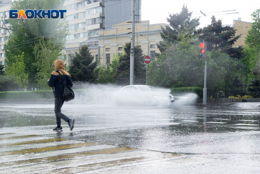 На Волгоград надвигаются мощные грозовые тучи