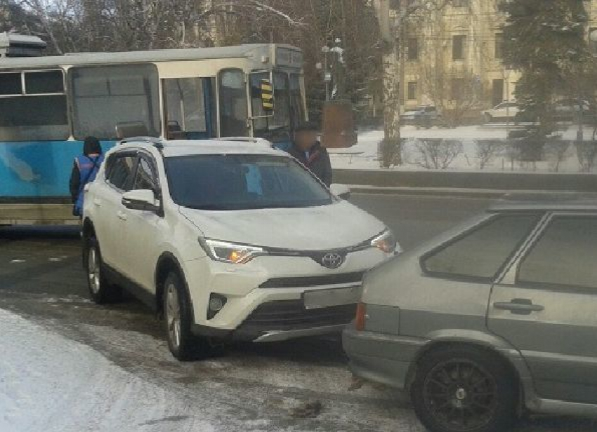 Троллейбус столкнулся с двумя автомобилями в центре Волгограда 