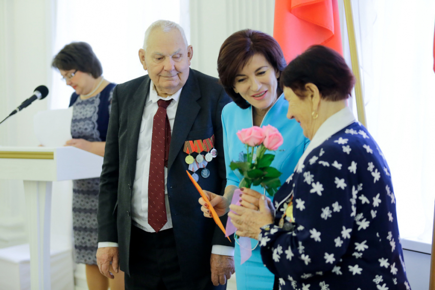 В Волгограде многодетные мамы награждены почетным знаком от губернатора региона