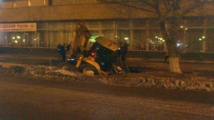 На юге Волгограда трактор провалился в яму, которую пытался закопать