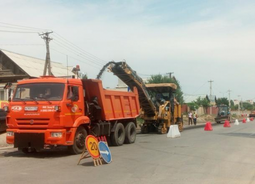 В Волгограде начали ремонт дороги к «золотым» переездам