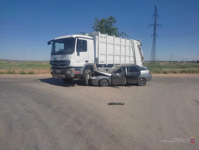 В Волгограде водитель ВАЗ въехал в мусоровоз