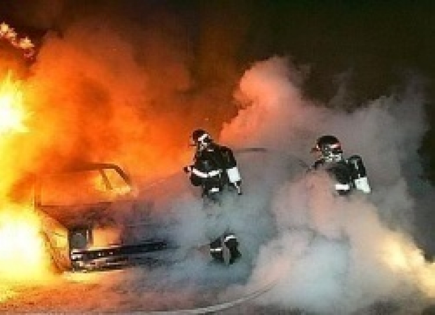 В городе-спутнике Волгограда пироман сжег иномарку за 1,3 миллиона рублей