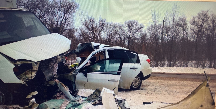 Под Волгоградом в жутком ДТП погиб мужчина, девушка в реанимации